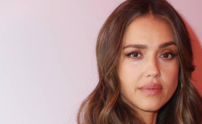 Jessica Alba au front row du défilé Gabriela Hearst Mode Collection Prêt à Porter Automne Hiver 2025 2026 lors de la Fashion Week de Paris PFW au Palais De Tokyo, à Paris, France, le 10 mars 2025 Denis Guignebourg Bestimage Celebs attend the Gabriela Hearst Womenswear Fall Winter 2025 2026 show as part of Paris Fashion Week at Palais De Tokyo on March 10, 2025 in Paris, France  Copyright: xDenisxGuignebourgx xBestimagexDenisxGuignebourgx xBestimagex