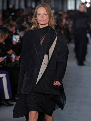 PFW - Sacai Runway Model walks the runway at the Sacai Fashion show during the Paris Fashion Week on March 10, 2025 in Paris, France. Photo by Alain-Gil Gonzalez ABACAPRESS.COM Paris France  Copyright: xGonzalezxAlain-Gil ABACAx