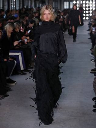 PFW - Sacai Runway Model walks the runway at the Sacai Fashion show during the Paris Fashion Week on March 10, 2025 in Paris, France. Photo by Alain-Gil Gonzalez ABACAPRESS.COM Paris France  Copyright: xGonzalezxAlain-Gil ABACAx