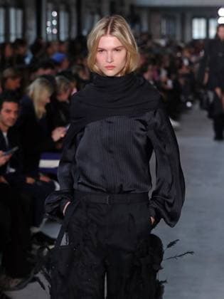 PFW - Sacai Runway Model walks the runway at the Sacai Fashion show during the Paris Fashion Week on March 10, 2025 in Paris, France. Photo by Alain-Gil Gonzalez ABACAPRESS.COM Paris France  Copyright: xGonzalezxAlain-Gil ABACAx