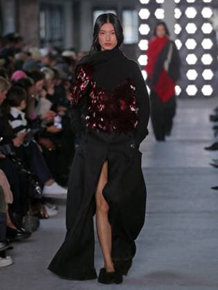PFW - Sacai Runway Model walks the runway at the Sacai Fashion show during the Paris Fashion Week on March 10, 2025 in Paris, France. Photo by Alain-Gil Gonzalez ABACAPRESS.COM Paris France  Copyright: xGonzalezxAlain-Gil ABACAx