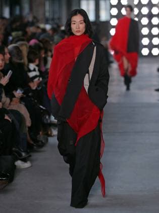 PFW - Sacai Runway Model walks the runway at the Sacai Fashion show during the Paris Fashion Week on March 10, 2025 in Paris, France. Photo by Alain-Gil Gonzalez ABACAPRESS.COM Paris France  Copyright: xGonzalezxAlain-Gil ABACAx