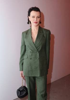 Debi Mazar au front row du défilé Gabriela Hearst Mode Collection Prêt à Porter Automne Hiver 2025 2026 lors de la Fashion Week de Paris PFW au Palais De Tokyo, à Paris, France, le 10 mars 2025 Denis Guignebourg Bestimage Celebs attend the Gabriela Hearst Womenswear Fall Winter 2025 2026 show as part of Paris Fashion Week at Palais De Tokyo on March 10, 2025 in Paris, France  Copyright: xDenisxGuignebourgx xBestimagexDenisxGuignebourgx xBestimagex
