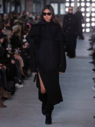 PFW - Sacai Runway Model walks the runway at the Sacai Fashion show during the Paris Fashion Week on March 10, 2025 in Paris, France. Photo by Alain-Gil Gonzalez ABACAPRESS.COM Paris France  Copyright: xGonzalezxAlain-Gil ABACAx