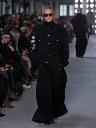 PFW - Sacai Runway Model walks the runway at the Sacai Fashion show during the Paris Fashion Week on March 10, 2025 in Paris, France. Photo by Alain-Gil Gonzalez ABACAPRESS.COM Paris France  Copyright: xGonzalezxAlain-Gil ABACAx