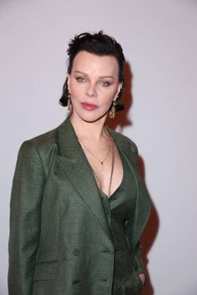 Debi Mazar au front row du défilé Gabriela Hearst Mode Collection Prêt à Porter Automne Hiver 2025 2026 lors de la Fashion Week de Paris PFW au Palais De Tokyo, à Paris, France, le 10 mars 2025 Denis Guignebourg Bestimage Celebs attend the Gabriela Hearst Womenswear Fall Winter 2025 2026 show as part of Paris Fashion Week at Palais De Tokyo on March 10, 2025 in Paris, France  Copyright: xDenisxGuignebourgx xBestimagexDenisxGuignebourgx xBestimagex