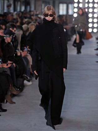 PFW - Sacai Runway Model walks the runway at the Sacai Fashion show during the Paris Fashion Week on March 10, 2025 in Paris, France. Photo by Alain-Gil Gonzalez ABACAPRESS.COM Paris France  Copyright: xGonzalezxAlain-Gil ABACAx