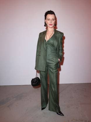 Debi Mazar au front row du défilé Gabriela Hearst Mode Collection Prêt à Porter Automne Hiver 2025 2026 lors de la Fashion Week de Paris PFW au Palais De Tokyo, à Paris, France, le 10 mars 2025 Denis Guignebourg Bestimage Celebs attend the Gabriela Hearst Womenswear Fall Winter 2025 2026 show as part of Paris Fashion Week at Palais De Tokyo on March 10, 2025 in Paris, France  Copyright: xDenisxGuignebourgx xBestimagexDenisxGuignebourgx xBestimagex