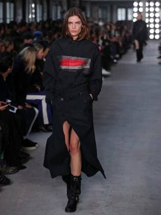 PFW - Sacai Runway Model walks the runway at the Sacai Fashion show during the Paris Fashion Week on March 10, 2025 in Paris, France. Photo by Alain-Gil Gonzalez ABACAPRESS.COM Paris France  Copyright: xGonzalezxAlain-Gil ABACAx