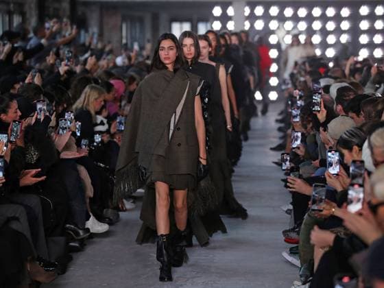 PFW - Sacai Runway Model walks the runway at the Sacai Fashion show during the Paris Fashion Week on March 10, 2025 in Paris, France. Photo by Alain-Gil Gonzalez ABACAPRESS.COM Paris France  Copyright: xGonzalezxAlain-Gil ABACAx
