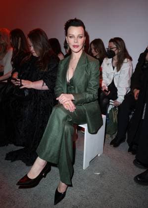 Debi Mazar au front row du défilé Gabriela Hearst Mode Collection Prêt à Porter Automne Hiver 2025 2026 lors de la Fashion Week de Paris PFW au Palais De Tokyo, à Paris, France, le 10 mars 2025 Denis Guignebourg Bestimage Celebs attend the Gabriela Hearst Womenswear Fall Winter 2025 2026 show as part of Paris Fashion Week at Palais De Tokyo on March 10, 2025 in Paris, France  Copyright: xDenisxGuignebourgx xBestimagexDenisxGuignebourgx xBestimagex