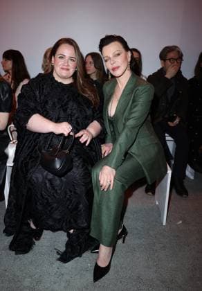 Jessica Gunning et Debi Mazar au front row du défilé Gabriela Hearst Mode Collection Prêt à Porter Automne Hiver 2025 2026 lors de la Fashion Week de Paris PFW au Palais De Tokyo, à Paris, France, le 10 mars 2025 Denis Guignebourg Bestimage Celebs attend the Gabriela Hearst Womenswear Fall Winter 2025 2026 show as part of Paris Fashion Week at Palais De Tokyo on March 10, 2025 in Paris, France unknown  Copyright: xDenisxGuignebourgx xBestimagexDenisxGuignebourgx xBestimagex