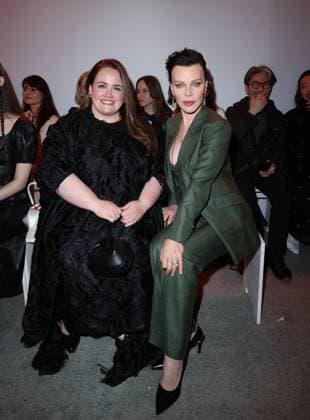 Jessica Gunning et Debi Mazar au front row du défilé Gabriela Hearst Mode Collection Prêt à Porter Automne Hiver 2025 2026 lors de la Fashion Week de Paris PFW au Palais De Tokyo, à Paris, France, le 10 mars 2025 Denis Guignebourg Bestimage Celebs attend the Gabriela Hearst Womenswear Fall Winter 2025 2026 show as part of Paris Fashion Week at Palais De Tokyo on March 10, 2025 in Paris, France unknown  Copyright: xDenisxGuignebourgx xBestimagexDenisxGuignebourgx xBestimagex