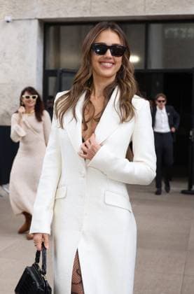 Jessica Alba au front row du défilé Gabriela Hearst Mode Collection Prêt à Porter Automne Hiver 2025 2026 lors de la Fashion Week de Paris PFW au Palais De Tokyo, à Paris, France, le 10 mars 2025 Denis Guignebourg Bestimage Celebs attend the Gabriela Hearst Womenswear Fall Winter 2025 2026 show as part of Paris Fashion Week at Palais De Tokyo on March 10, 2025 in Paris, France  Copyright: xDenisxGuignebourgx xBestimagexDenisxGuignebourgx xBestimagex