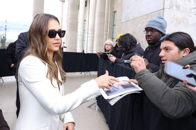 Jessica Alba au front row du défilé Gabriela Hearst Mode Collection Prêt à Porter Automne Hiver 2025 2026 lors de la Fashion Week de Paris PFW au Palais De Tokyo, à Paris, France, le 10 mars 2025 Denis Guignebourg Bestimage Celebs attend the Gabriela Hearst Womenswear Fall Winter 2025 2026 show as part of Paris Fashion Week at Palais De Tokyo on March 10, 2025 in Paris, France  Copyright: xDenisxGuignebourgx xBestimagexDenisxGuignebourgx xBestimagex