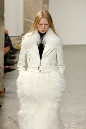 Gabriela Hearst Ready to Wear Fall Winter 2025 - Paris, March 2025 Gabriela Hearst Ready to Wear Fall Winter 2025 - Paris, March 2025, Credit:Zeppelin Avalon  Copyright: xZeppelinx xAvalonx 0974337037