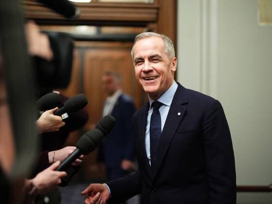 News Bilder des Tages March 10, 2025, Ottawa, On, Canada: Liberal Leader Mark Carney talks to media as he leaves the prime minister s office and makes his way to a caucus meeting in Ottawa, Monday, March 10, 2025. Ottawa Canada  - ZUMAc35_ 20250310_zaf_c35_035 Copyright: xSeanxKilpatrickx