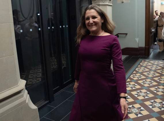 Ukraine, Wolodymyr Selenskyj holt Chrystia Freeland in sein Beraterteam, Archivbilder March 10, 2025, Ottawa, On, Canada: Liberal MP for University-Rosedale Chrystia Freeland makes her way to a caucus meeting on Monday, March 10, 2025 in Ottawa. Ottawa Canada  - ZUMAc35_ 20250310_zaf_c35_051 Copyright: xAdrianxWyldx
