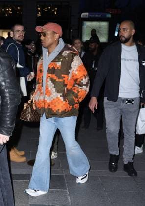 Entertainment Bilder des Tages Celebrities leave the Cheval Blanc Hotel to attend the Louis Vuitton Collection Prêt à Porter Fall Winter 2025 2026 show during Paris Fashion Week PFW Pharrell Williams Celebrities leave the Cheval Blanc Hotel to attend the Louis Vuitton Collection Prêt à Porter Fall Winter 2025 2026 show during Paris Fashion Week PFW , March 10, 2025 Denis Guignebourg Bestimage Celebrities leave the Cheval Blanc Hotel to attend the Louis Vuitton Fall Winter 2025 2026 Ready to Wear Collection show during Paris Fashion Week PFW on March 10, 2025 Paris France  Copyright: xDenisxGuignebourgx xBestimagexDenisxGuignebourgx xBestimagex