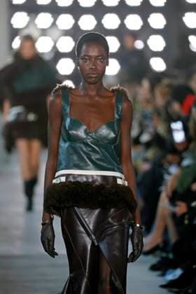 Sacai Ready to Wear Fall Winter 2025 - Paris, March 2025 Sacai Ready to Wear Fall Winter 2025 - Paris, March 2025, Credit:Zeppelin Avalon  Copyright: xZeppelinx xAvalonx 0974345987