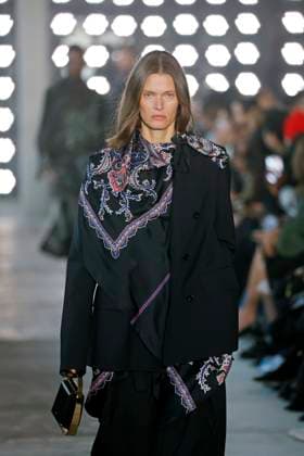 Sacai Ready to Wear Fall Winter 2025 - Paris, March 2025 Sacai Ready to Wear Fall Winter 2025 - Paris, March 2025, Credit:Zeppelin Avalon  Copyright: xZeppelinx xAvalonx 0974346142