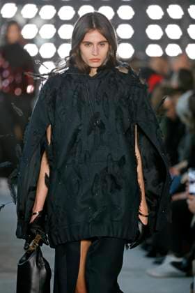 Sacai Ready to Wear Fall Winter 2025 - Paris, March 2025 Sacai Ready to Wear Fall Winter 2025 - Paris, March 2025, Credit:Zeppelin Avalon  Copyright: xZeppelinx xAvalonx 0974346204