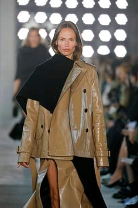 Sacai Ready to Wear Fall Winter 2025 - Paris, March 2025 Sacai Ready to Wear Fall Winter 2025 - Paris, March 2025, Credit:Zeppelin Avalon  Copyright: xZeppelinx xAvalonx 0974346348
