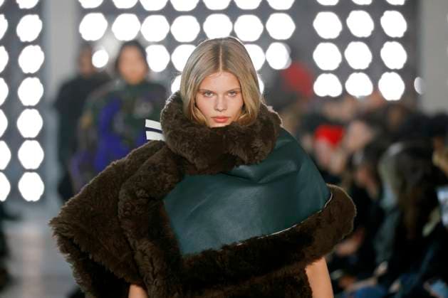 Sacai Ready to Wear Fall Winter 2025 - Paris, March 2025 Sacai Ready to Wear Fall Winter 2025 - Paris, March 2025, Credit:Zeppelin Avalon  Copyright: xZeppelinx xAvalonx 0974346462