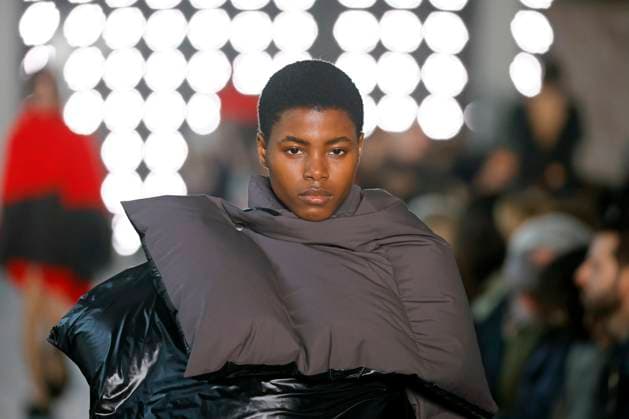 Sacai Ready to Wear Fall Winter 2025 - Paris, March 2025 Sacai Ready to Wear Fall Winter 2025 - Paris, March 2025, Credit:Zeppelin Avalon  Copyright: xZeppelinx xAvalonx 0974346528