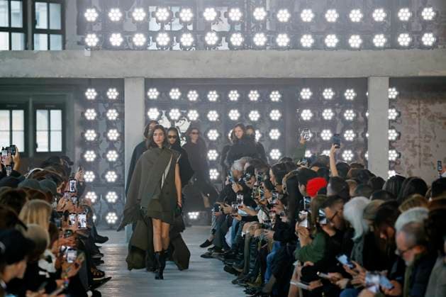 Sacai Ready to Wear Fall Winter 2025 - Paris, March 2025 Sacai Ready to Wear Fall Winter 2025 - Paris, March 2025, Credit:Zeppelin Avalon  Copyright: xZeppelinx xAvalonx 0974346591