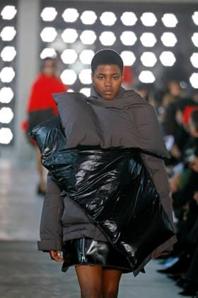 Sacai Ready to Wear Fall Winter 2025 - Paris, March 2025 Sacai Ready to Wear Fall Winter 2025 - Paris, March 2025, Credit:Zeppelin Avalon  Copyright: xZeppelinx xAvalonx 0974346610