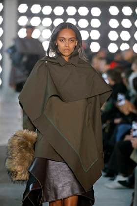 Sacai Ready to Wear Fall Winter 2025 - Paris, March 2025 Sacai Ready to Wear Fall Winter 2025 - Paris, March 2025, Credit:Zeppelin Avalon  Copyright: xZeppelinx xAvalonx 0974346662