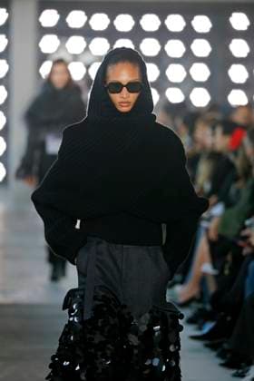 Sacai Ready to Wear Fall Winter 2025 - Paris, March 2025 Sacai Ready to Wear Fall Winter 2025 - Paris, March 2025, Credit:Zeppelin Avalon  Copyright: xZeppelinx xAvalonx 0974346763