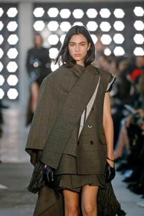 Sacai Ready to Wear Fall Winter 2025 - Paris, March 2025 Sacai Ready to Wear Fall Winter 2025 - Paris, March 2025, Credit:Zeppelin Avalon  Copyright: xZeppelinx xAvalonx 0974346876