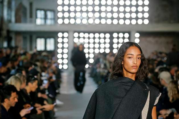 Entertainment Bilder des Tages Sacai Ready to Wear Fall Winter 2025 - Paris, March 2025 Sacai Ready to Wear Fall Winter 2025 - Paris, March 2025, Credit:Zeppelin Avalon  Copyright: xZeppelinx xAvalonx 0974346963