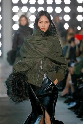 Sacai Ready to Wear Fall Winter 2025 - Paris, March 2025 Sacai Ready to Wear Fall Winter 2025 - Paris, March 2025, Credit:Zeppelin Avalon  Copyright: xZeppelinx xAvalonx 0974347177
