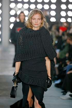 Sacai Ready to Wear Fall Winter 2025 - Paris, March 2025 Sacai Ready to Wear Fall Winter 2025 - Paris, March 2025, Credit:Zeppelin Avalon  Copyright: xZeppelinx xAvalonx 0974347190