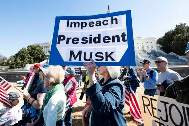 Bilder des Jahres 2025, News 03 März News Themen der Woche KW11 News Bilder des Tages March 10, 2025, Washington, District Of Columbia, USA: A woman holding a sign saying Impeach President Musk at a Shut Down the Coup rally on the West Lawn of the U.S. Capitol in Washington, D.C. Washington USA - ZUMAb161 20250310_aap_b161_023 Copyright: xMichaelxBrochsteinx