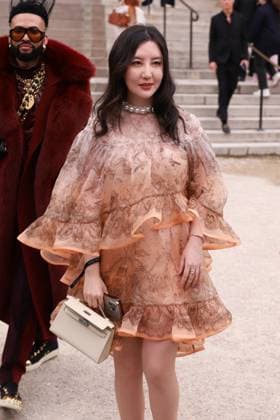 Arrivals at the Zimmermann Fashion Collection Ready to Wear Fall Winter 2025 2026 show during Paris Fashion Week PFW Guest aux arrivées au défilé Zimmermann Mode Collection Prêt à Porter Automne Hiver 2025 2026 lors de la Fashion Week de Paris PFW , à Paris, France, le 10 mùars 2025 Denis Guignebourg Bestimage Arrivals at the Zimmermann Fashion Collection Ready to Wear Fall Winter 2025 2026 show during Paris Fashion Week PFW , in Paris, France, on March 10, 2025 Paris France  Copyright: xYoannxOuahcenex xBestimagexYoannxOuahcenex xBestimagex