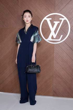 Paris Fashion Week, Gäste der Louis Vuitton Modenschau Celebrities at Vuitton Fashion Show Dongyu Zhou Photo Call for Le Défilé Vuitton Collection Prêt à Porter Automne Hiver 2025 2026 during Paris Fashion Week PFW, on march 10th 2025 Olivier Borde Bestimage Celebrities at Vuitton Fashion Show Ready to Wear Collection Fall Winter 2025 2026 during Paris Fashion Week, on march 10th 2025 Olivier Borde Bestimage  Copyright: xOLIVIERxBORDEx xBESTIMAGExOLIVIERxBORDEx xBESTIMAGEx