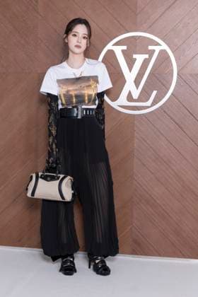 Paris Fashion Week, Gäste der Louis Vuitton Modenschau Celebrities at Vuitton Fashion Show Ouyang Nana Photo Call pour Le Défilé Vuitton Collection Prêt à Porter Automne Hiver 2025 2026 lors de la Fashion Week de Paris PFW , le 10 mars 2025 Olivier Borde Bestimage Celebrities at Vuitton Fashion Show Ready to Wear Collection Fall Winter 2025 2026 during Paris Fashion Week, on march 10th 2025 Olivier Borde Bestimage  Copyright: xOLIVIERxBORDEx xBESTIMAGExOLIVIERxBORDEx xBESTIMAGEx