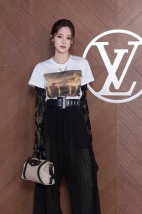 Paris Fashion Week, Gäste der Louis Vuitton Modenschau Celebrities at Vuitton Fashion Show Ouyang Nana Photo Call pour Le Défilé Vuitton Collection Prêt à Porter Automne Hiver 2025 2026 lors de la Fashion Week de Paris PFW , le 10 mars 2025 Olivier Borde Bestimage Celebrities at Vuitton Fashion Show Ready to Wear Collection Fall Winter 2025 2026 during Paris Fashion Week, on march 10th 2025 Olivier Borde Bestimage  Copyright: xOLIVIERxBORDEx xBESTIMAGExOLIVIERxBORDEx xBESTIMAGEx