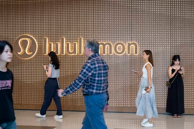 August 23, 2024, Hong Kong, China: Shoppers walk past the Canadian sportswear clothing band, Lululemon, store in Hong Kong. Hong Kong China - ZUMAs197 20240823_aaa_s197_348 Copyright: xSebastianxNgx