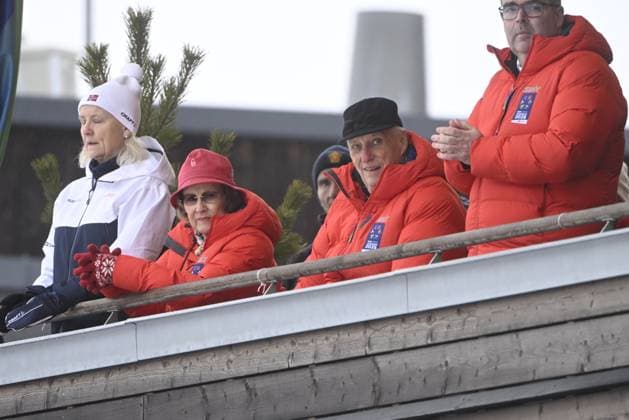 TRONDHEIM, NORGE 20250302 Norges kung Harald och drottning Sonja pa läktaren under damernas 20 km skiathlon pa skid-VM 2025 i Trondheim. TRONDHEIM NORGE x10080x *** TRONDHEIM, NORWAY 20250302 Norways King Harald and Queen Sonja in the stands during the womens 20 km skiathlon at the 2025 World Ski Championships in Trondheim TRONDHEIM NORWAY x10080x  Copyright: xFredrikxSandberg TTx SKID-VM 2025 SKIATHLON DAM safkAYQ63eg
