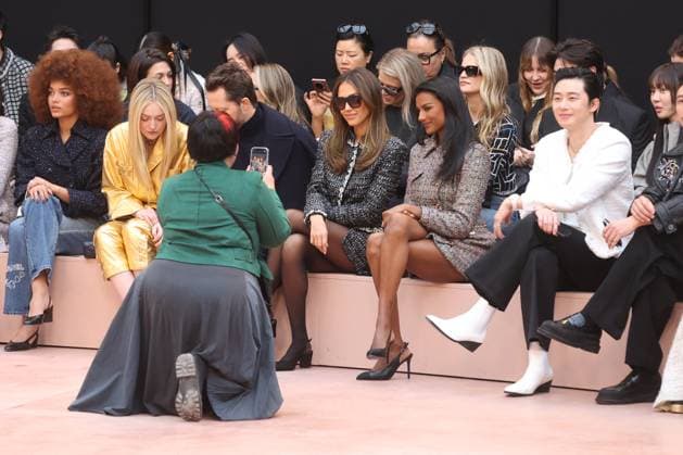 PFW Chanel Front Row Dakota Fanning, Jessica Alba, Simone Ashley and Park Seo-joon attending the Chanel Womenswear Fall Winter 2025-2026 show as part of Paris Fashion Week in Paris on March 10, 2025, France. Photo by Jerome Domine ABACAPRESS.COM  Copyright: xDominexJerome ABACAx