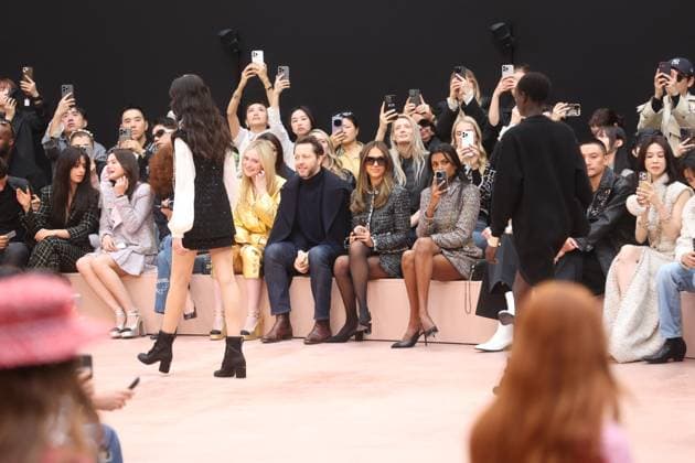 PFW Chanel Front Row Dakota Fanning, Jessica Alba, Simone Ashley and Park Seo-joon attending the Chanel Womenswear Fall Winter 2025-2026 show as part of Paris Fashion Week in Paris on March 10, 2025, France. Photo by Jerome Domine ABACAPRESS.COM  Copyright: xDominexJerome ABACAx