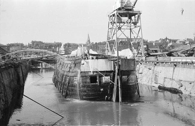 Vasa oder Wasa ist ein schwedisches Kriegsschiff, das zwischen 1626 und 1628 gebaut wurde. Das Schiff sank, nachdem es am 10. August 1628 auf seiner Jungfernfahrt etwa 1 300 m weit gefahren war. Es wurde in den späten 1950er Jahren von Anders Franzen in einem belebten Schifffahrtsbereich des Stockholmer Hafens wiedergefunden. Das Schiff wurde 1961 mit einem weitgehend intakten Rumpf geborgen. Das Bild zeigt das Schiff im Trockendock nach der Bergung 1961 Vasa or Wasa is a Swedish warship built between 1626 and 1628. The ship sank after sailing roughly 1, 300 m (1, 400 yd) into her maiden voyage on 10 August 1628. It was located again in the late 1950s in a busy shipping area in Stockholm harbor by Anders Franzen. The ship was salvaged w Copyright: imageBROKER Sjoberg ibljsj12853036.jpg