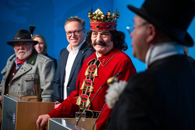 Bilder des Jahres 2025, News 03 März News Themen der Woche KW11 News Bilder des Tages REGIERUNGSMEDIENKONFERENZ DER THÜRINGER LANDESREGIERUNG 11 03 2025 - Erfurt: Der Thüringer Ministerpräsident Mario Voigt (CDU) und Nordhausens Bürgermeisterin Alexandra Rieger (SPD) in der Regierungsmedienkonferenz der Thüringer Landesregierung am 11. März 2025 im Erfurter Haus Dacheröden. Mit dabei ist die Rolandgruppe Nordhausen mit Hardy Schönau (Ebersberg), Michael Garke (Roland) und Thomas Müller (Prof. Zwanziger). Gemeinsam mit der Rolandgruppe Nordhausen berichten sie über den Thüringentag, der 2027 in Nordhausen stattfinden wird. _________________ *** GOVERNMENT MEDIA CONFERENCE OF THE THURINGIAN STATE GOVERNMENT 11 03 2025 Erfurt The Thuringian Prime Minister Mario Voigt CDU and Nordhausens Mayor Alexandra Rieger SPD