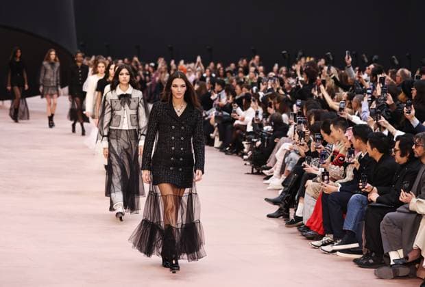 Entertainment Bilder des Tages (250311) -- PARIS, March 11, 2025 -- Models present creations of the ready-to-wear Fall Winter 2025-2026 collections by French fashion house Chanel during the Paris Fashion Week, in Paris, France, on March 11, 2025. ) FRANCE-PARIS-FASHION WEEK-CHANEL GaoxJing 