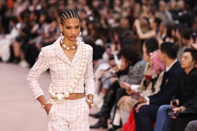 (250311) -- PARIS, March 11, 2025 -- A model presents a creation of the ready-to-wear Fall Winter 2025-2026 collections by French fashion house Chanel during the Paris Fashion Week, in Paris, France, on March 11, 2025. ) FRANCE-PARIS-FASHION WEEK-CHANEL GaoxJing 